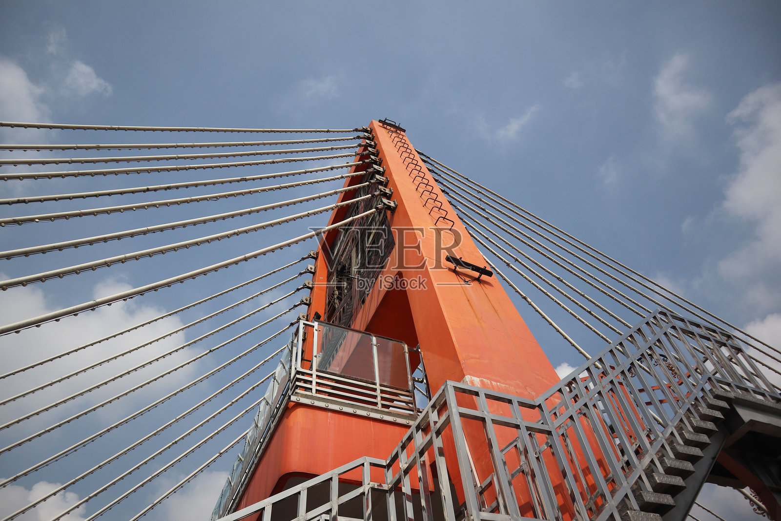 拱桥的外观，配有加固的金属缆绳。照片摄影图片