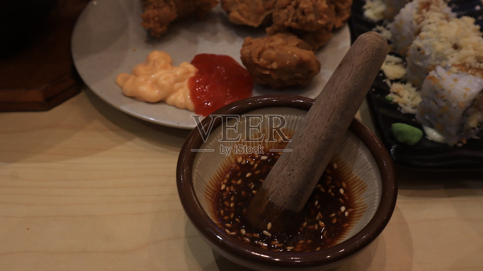 日本餐厅的餐具照片摄影图片