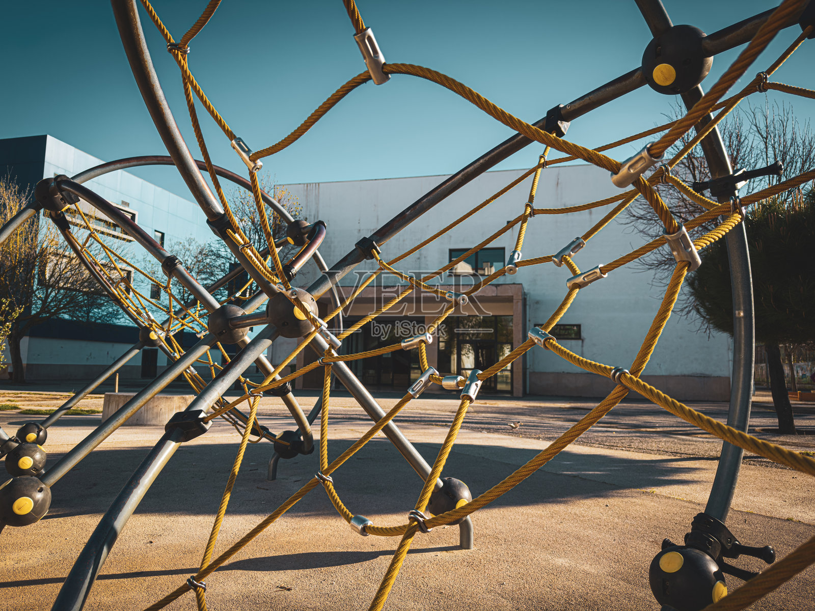 抽象图像，中央有建筑形状，周围环绕着电缆照片摄影图片