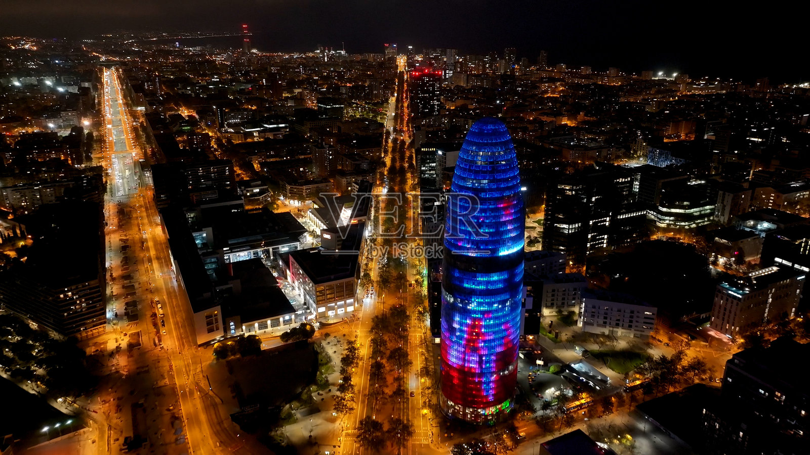 巴塞罗那加泰罗尼亚西班牙的荣耀塔夜景。照片摄影图片