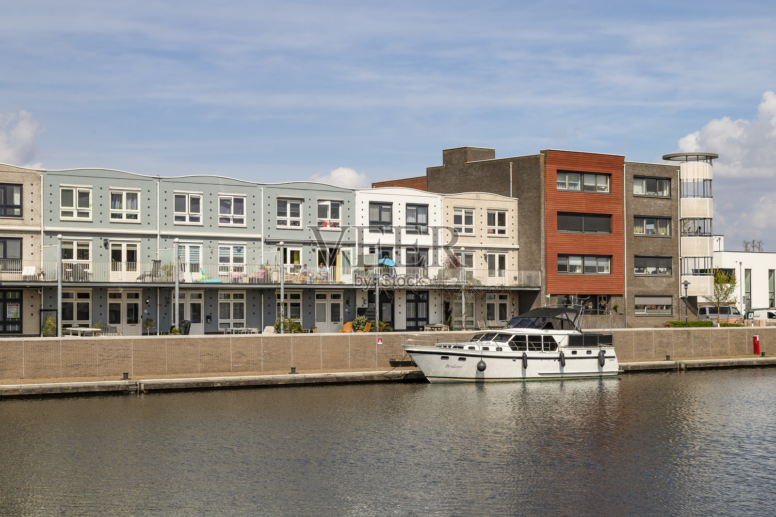 泽沃尔德港口沿岸的现代独栋住宅。照片摄影图片