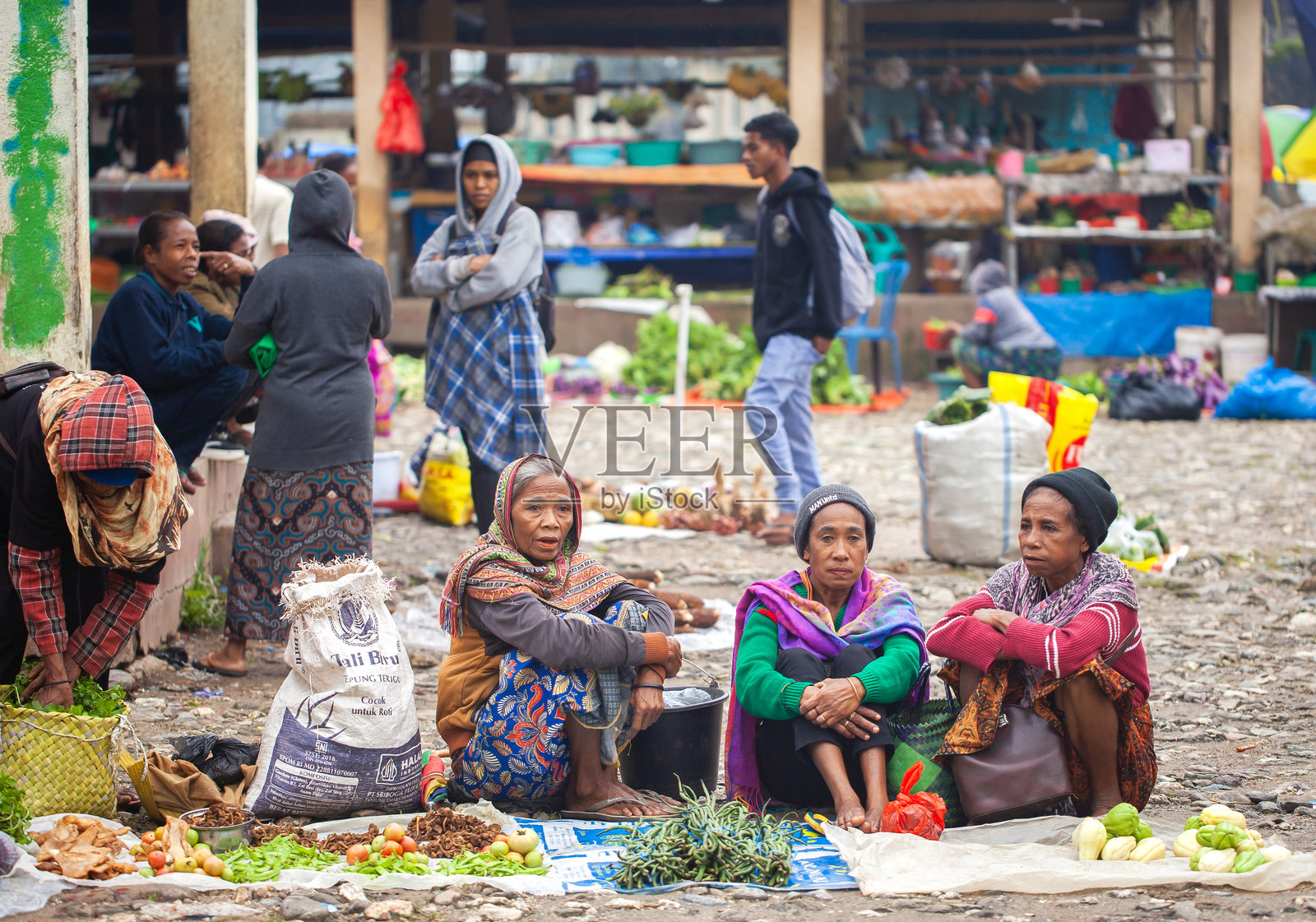 东帝汶阿伊雷传统市场的商贩。在这个市场上，许多基本生活必需品被交易，尤其是蔬菜和水果等农产品。照片摄影图片