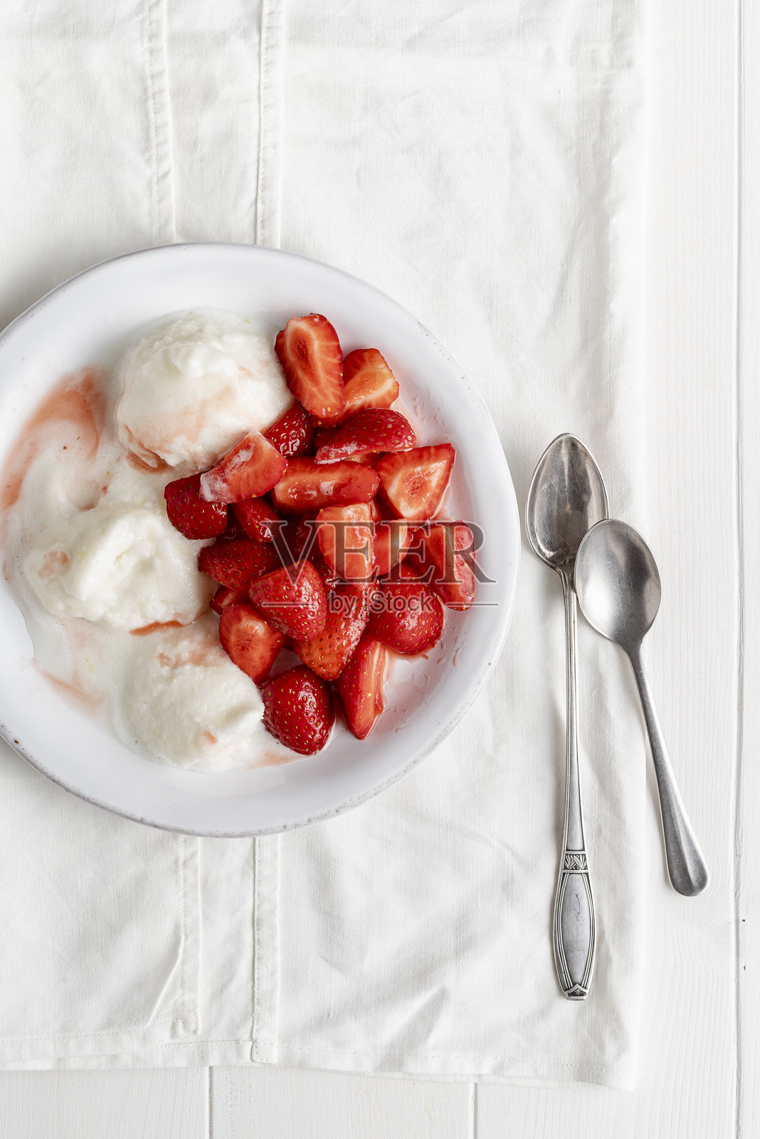 新鲜草莓沙拉配柠檬冰淇淋，背景为白色。照片摄影图片