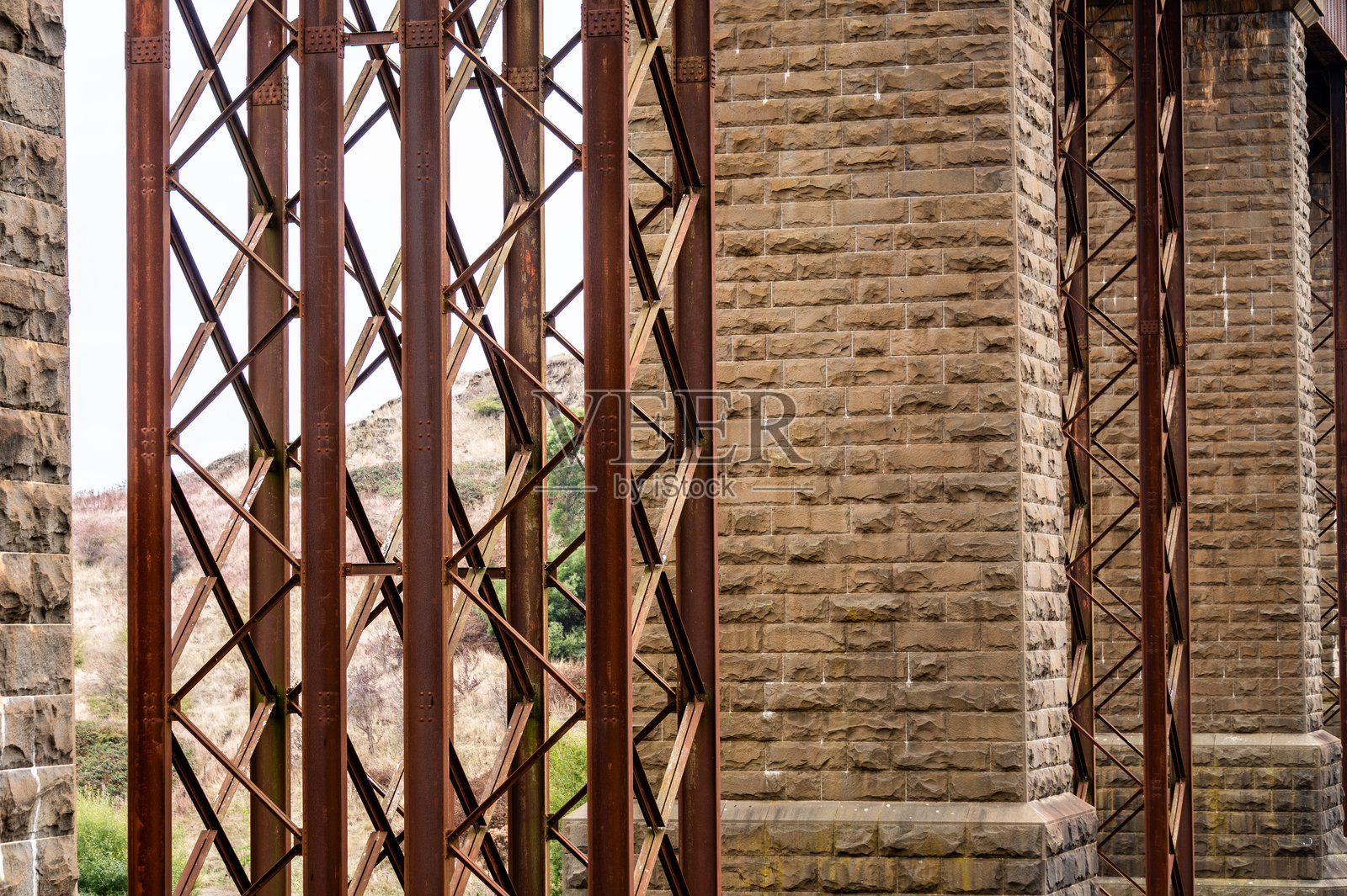 宽角度视图展示了支撑高架桥的直立桁架结构照片摄影图片