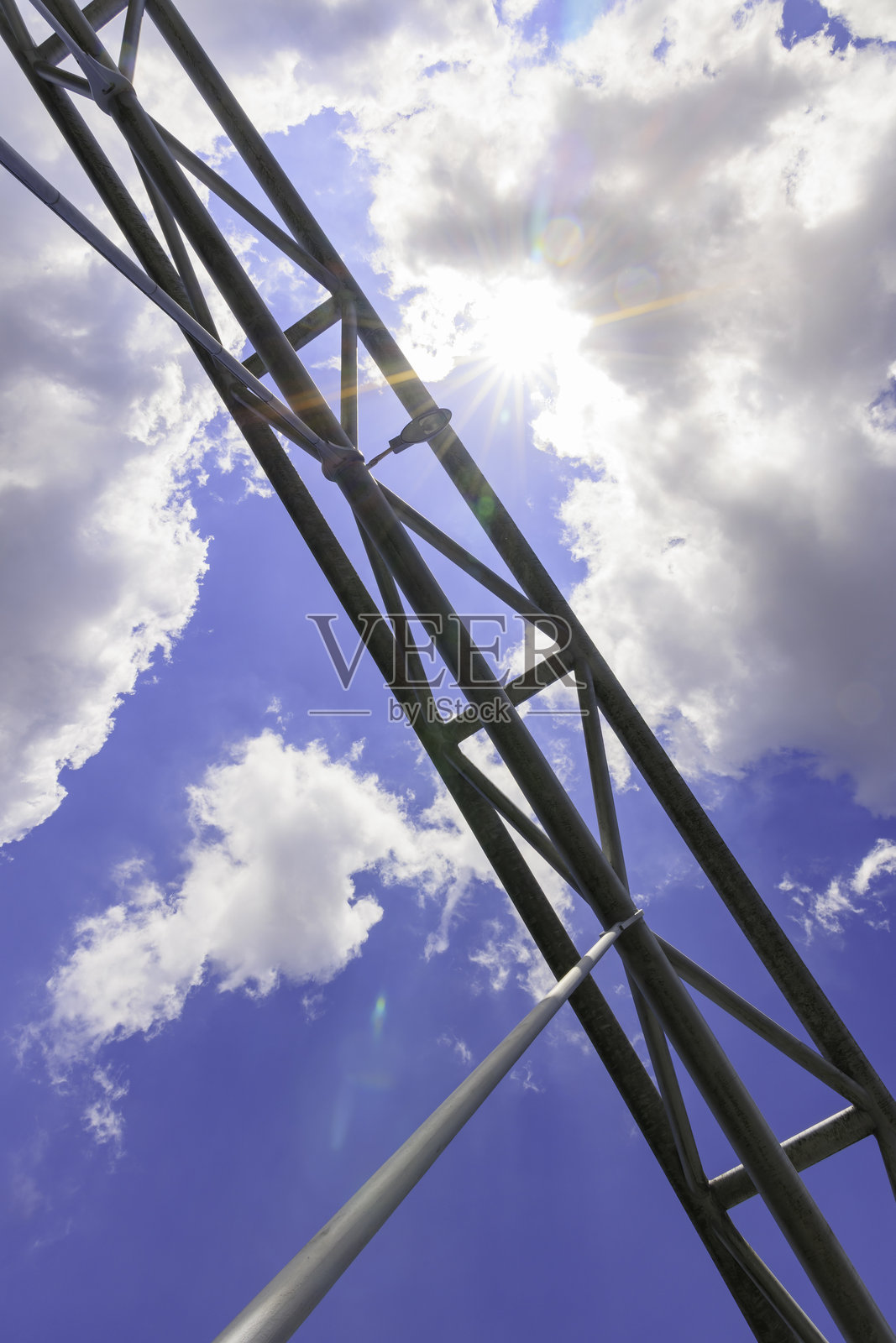 现代桥梁结构在明亮的蓝天和蓬松的白云下，正午时分。照片摄影图片