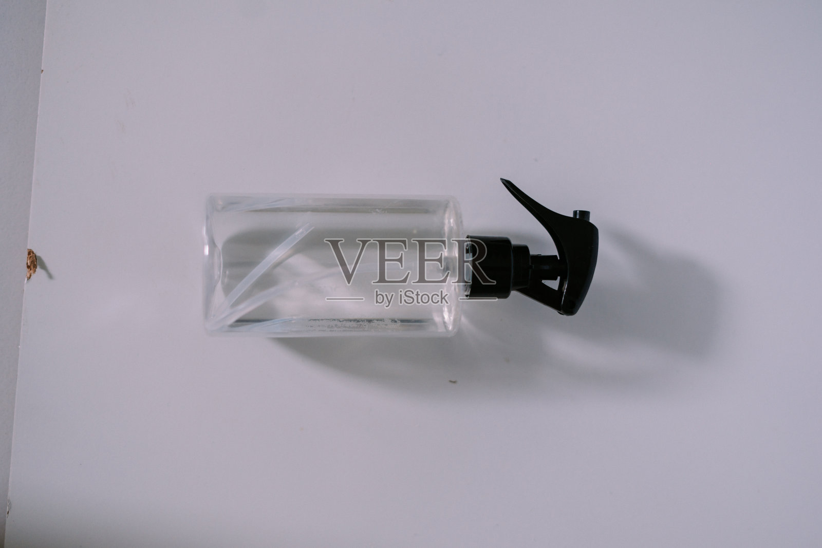 白色背景上的简约透明喷雾瓶图像照片摄影图片