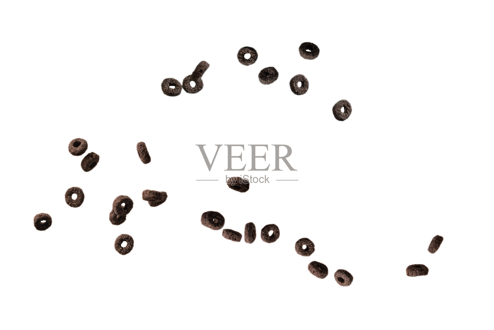 巧克力圈麦片洒入碗中。早餐。照片摄影图片