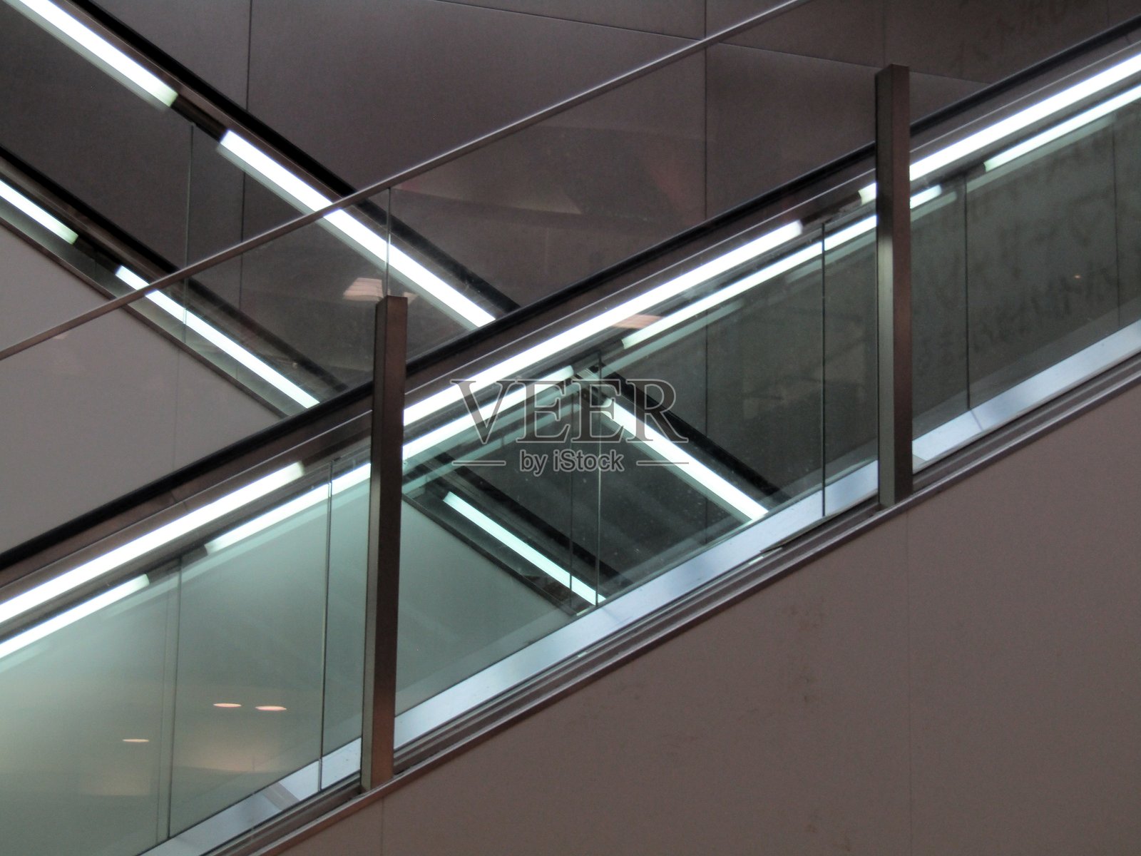 现代建筑的内部。照片摄影图片