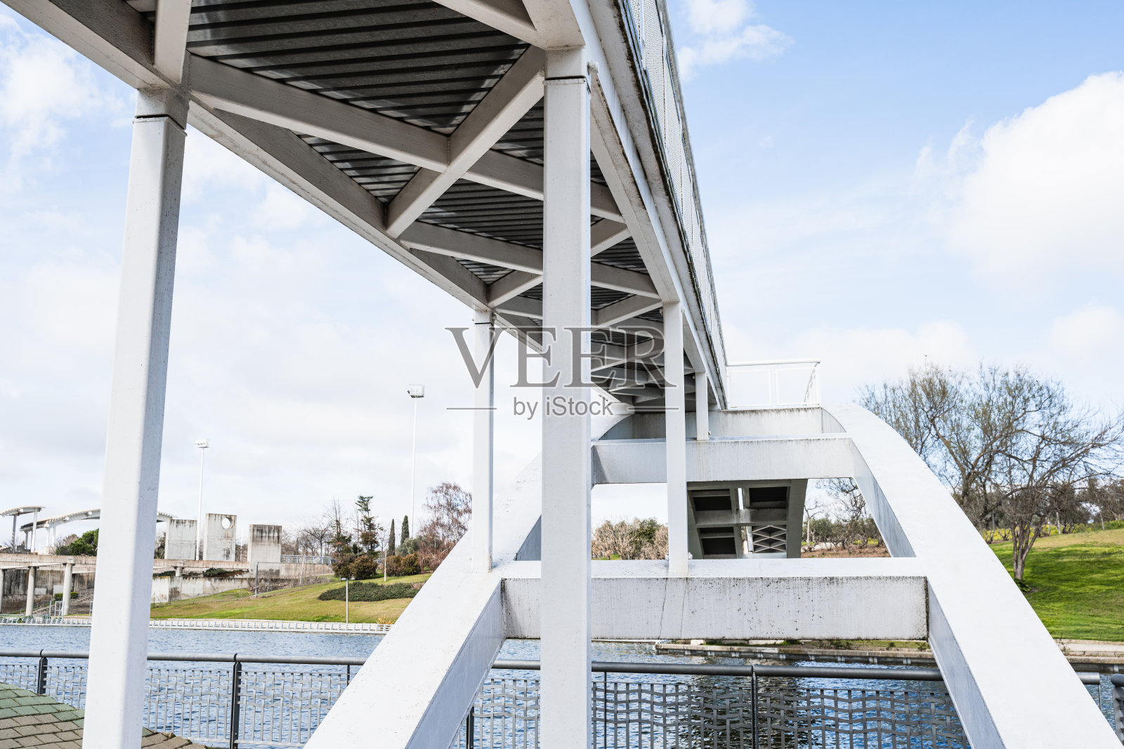 一座有两层的桥。照片摄影图片