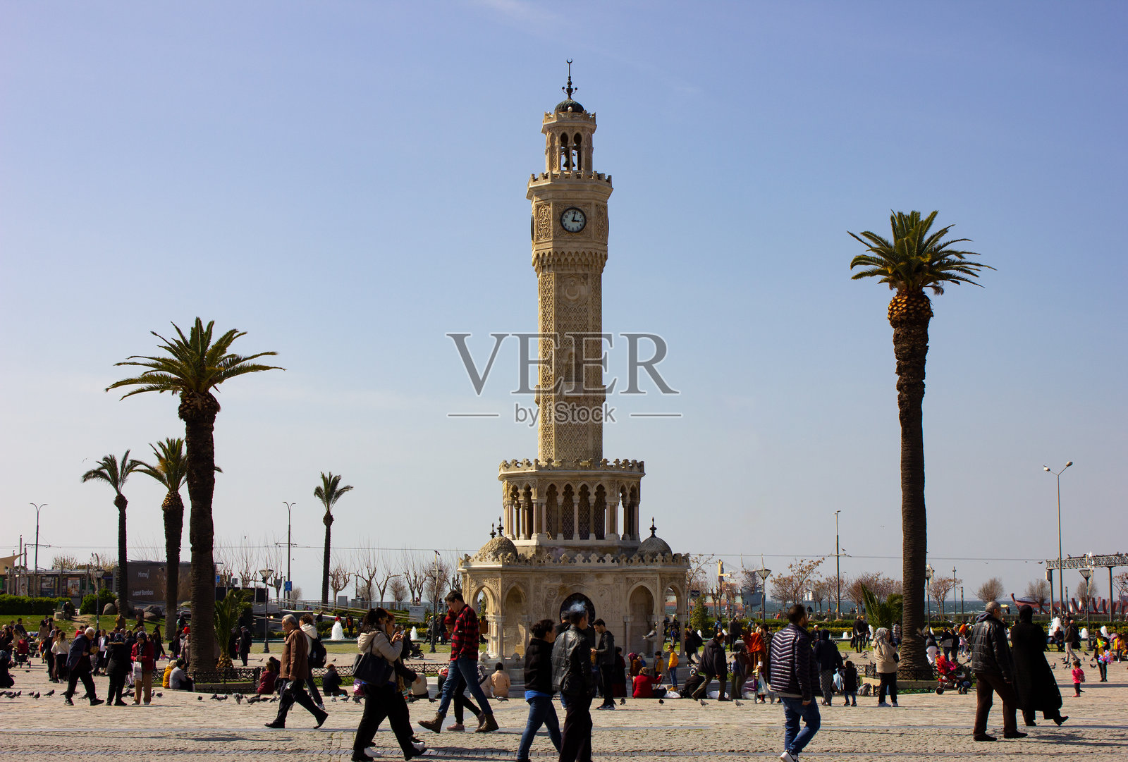 伊兹密尔的象征；康纳克广场的钟楼。土耳其伊兹密尔康纳克，2024年4月2日。历史建筑伊兹密尔钟楼是城市居民著名的聚会地点。照片摄影图片