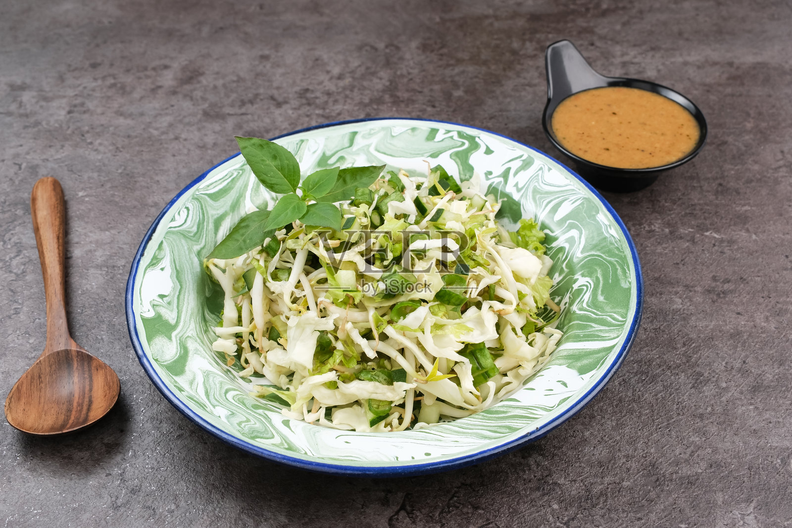 Karedok，配有花生酱的生菜沙拉照片摄影图片