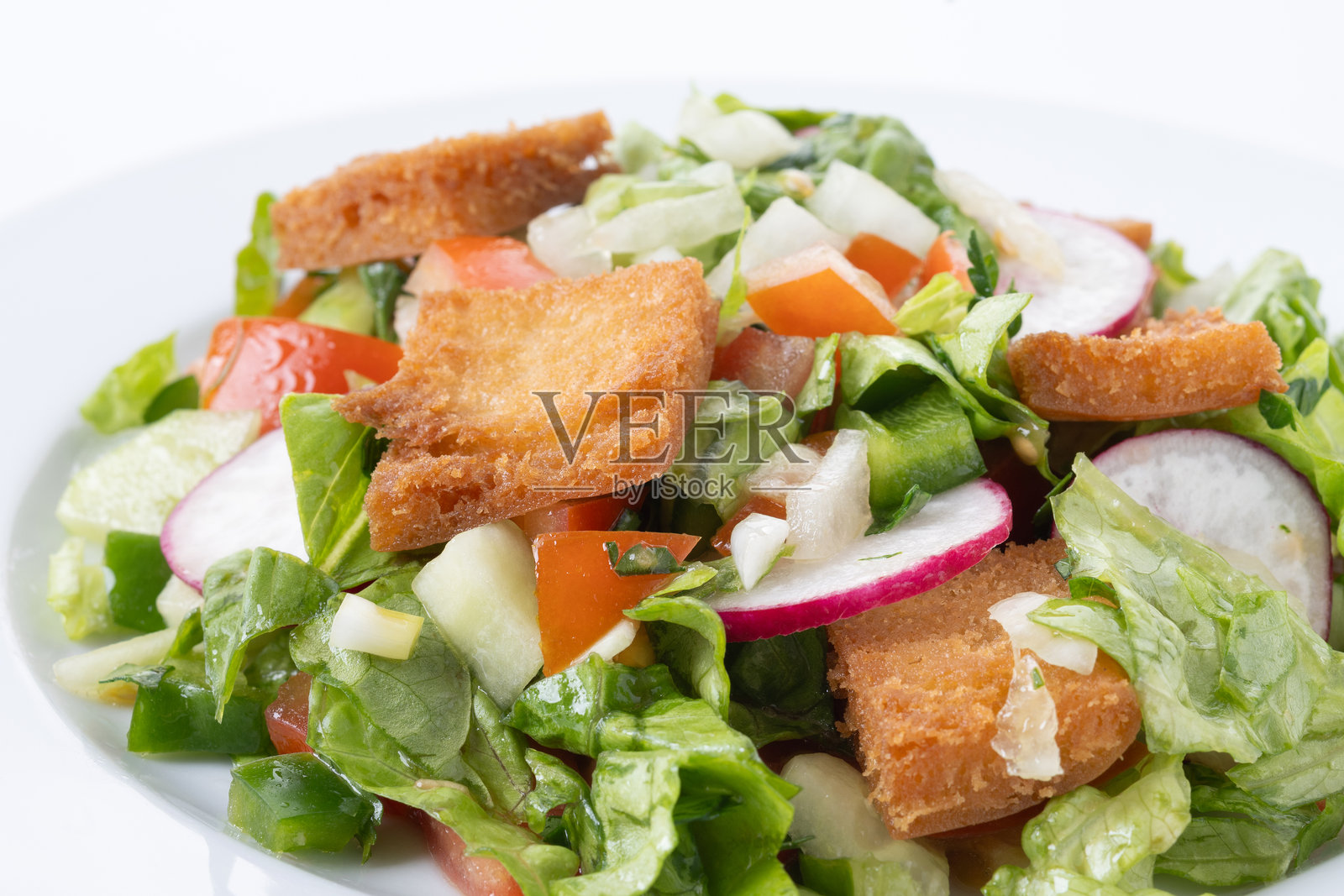 法图什沙拉，传统黎巴嫩沙拉，背景为白色照片摄影图片