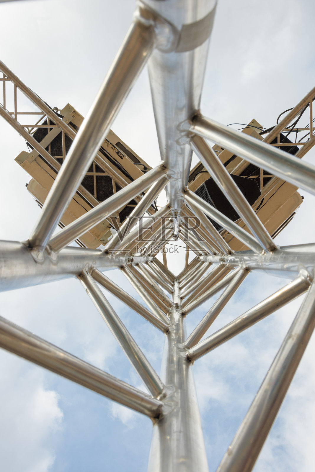 低角度视图的几何图案桁架塔照片摄影图片