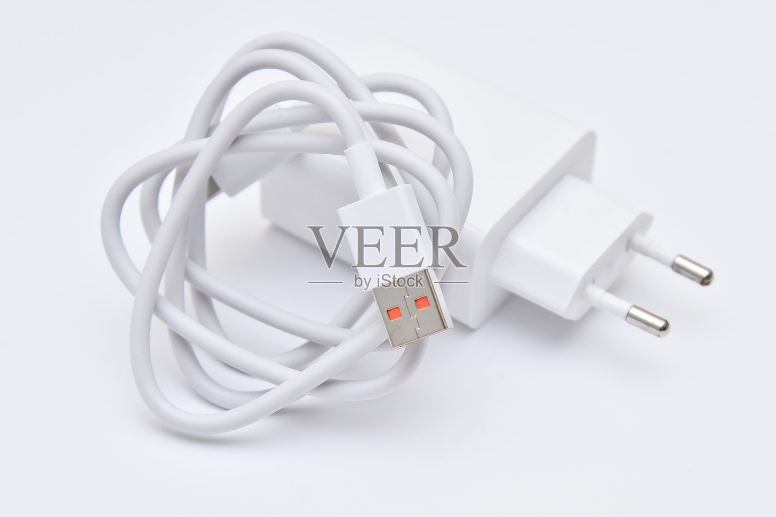 白色背景上的充电器和USB Type-C数据线。照片摄影图片