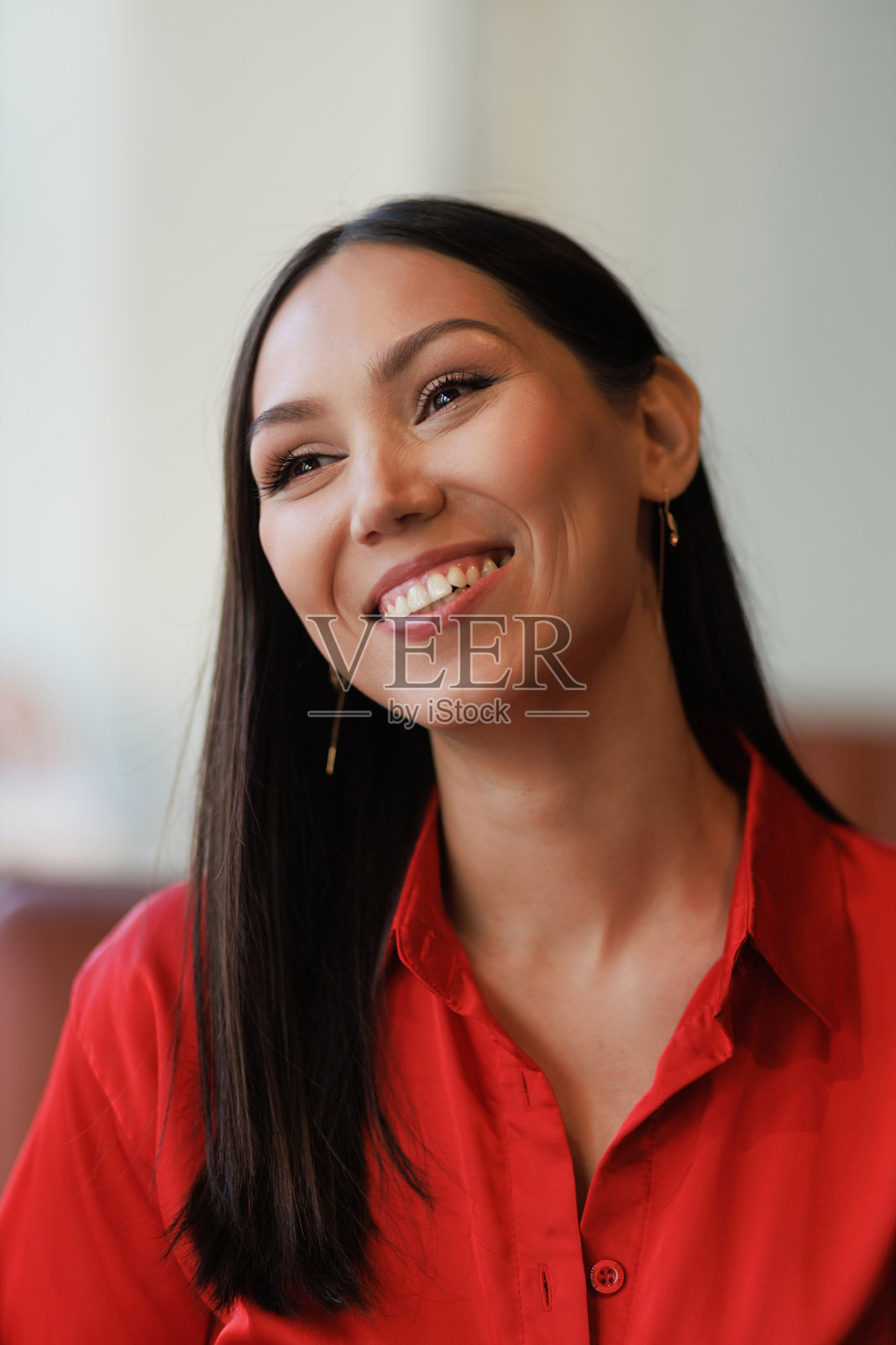 微笑的亚洲女性穿着红色衬衫的肖像照片摄影图片