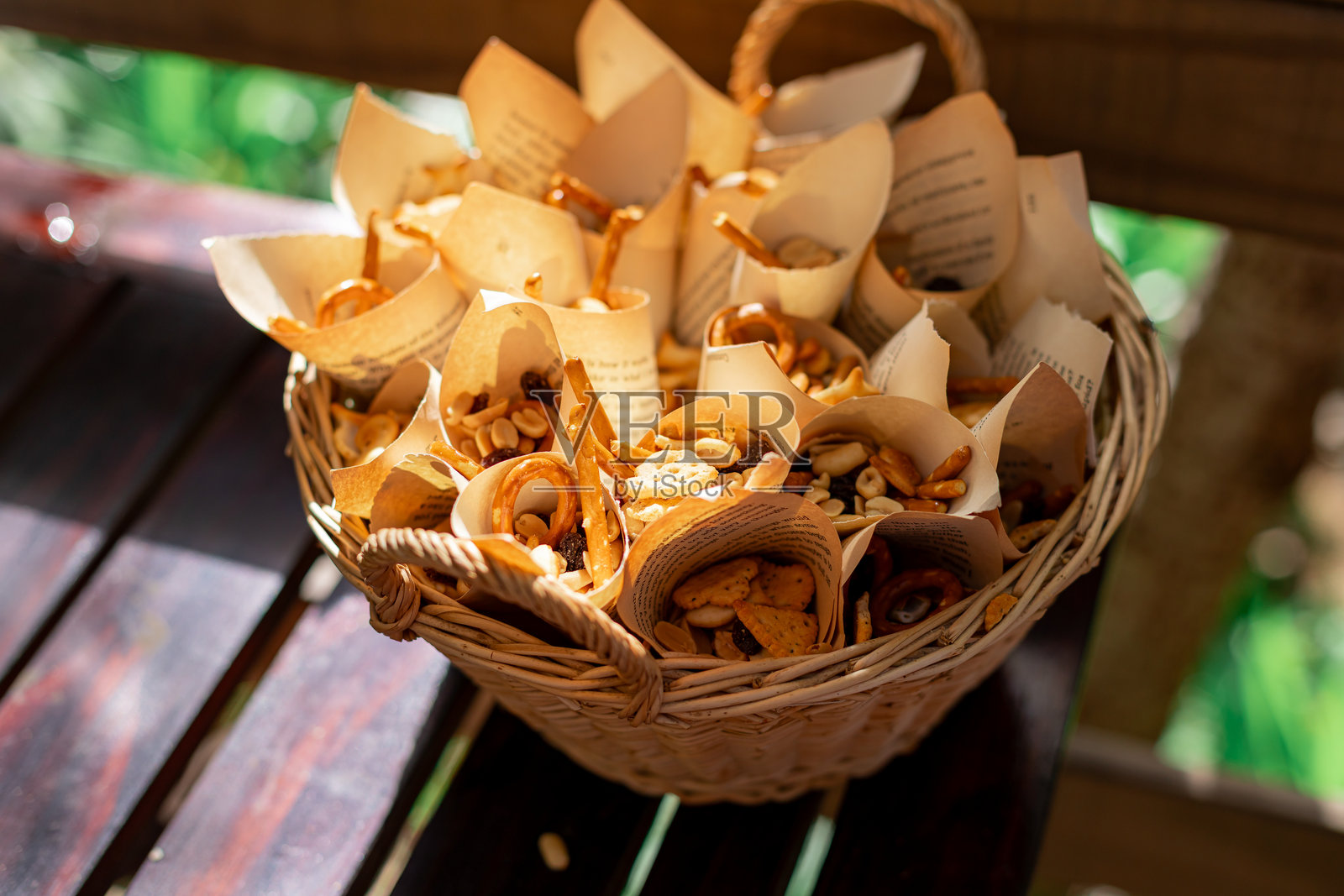 装满椒盐卷饼和零食的纸锥照片摄影图片