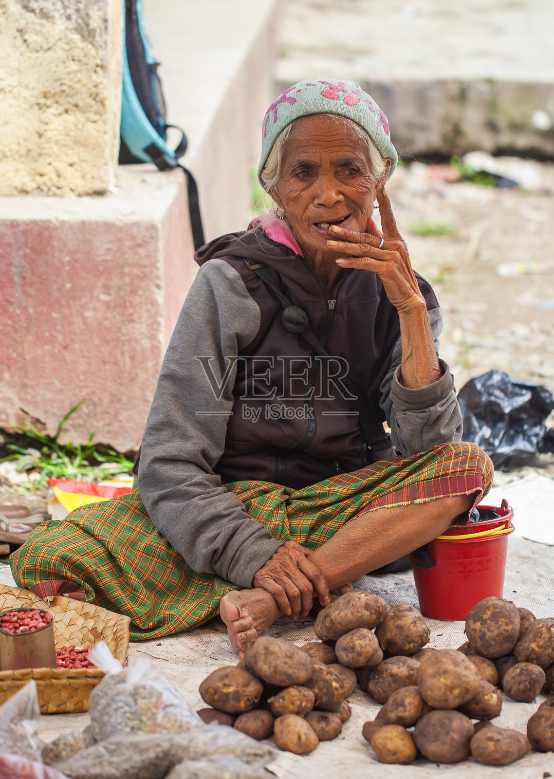 东帝汶阿伊雷传统市场的商贩。在这个市场上，交易着许多基本生活必需品，尤其是蔬菜和水果等农产品。照片摄影图片