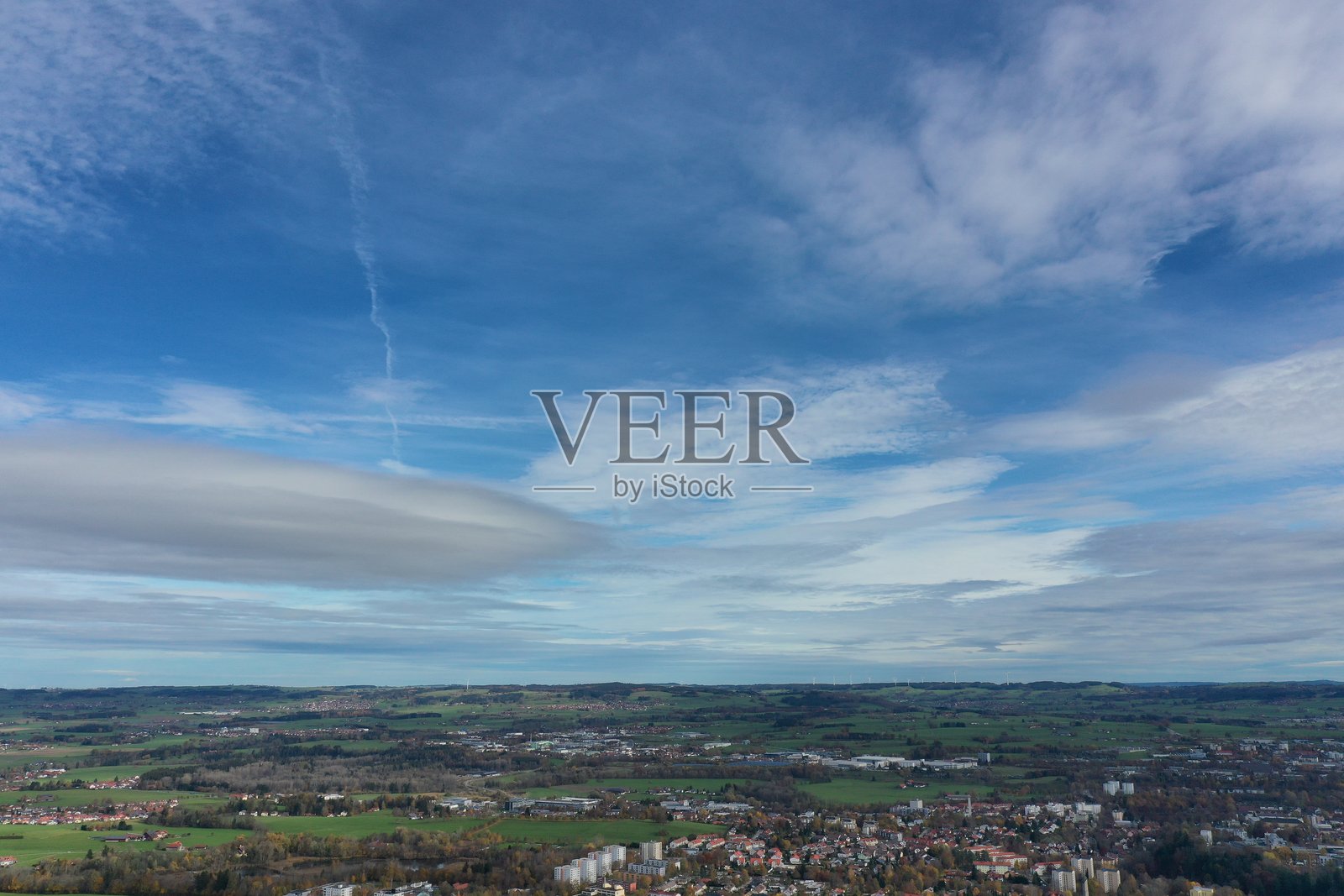 清澈的蓝天，几朵白云，远处是一座城市照片摄影图片