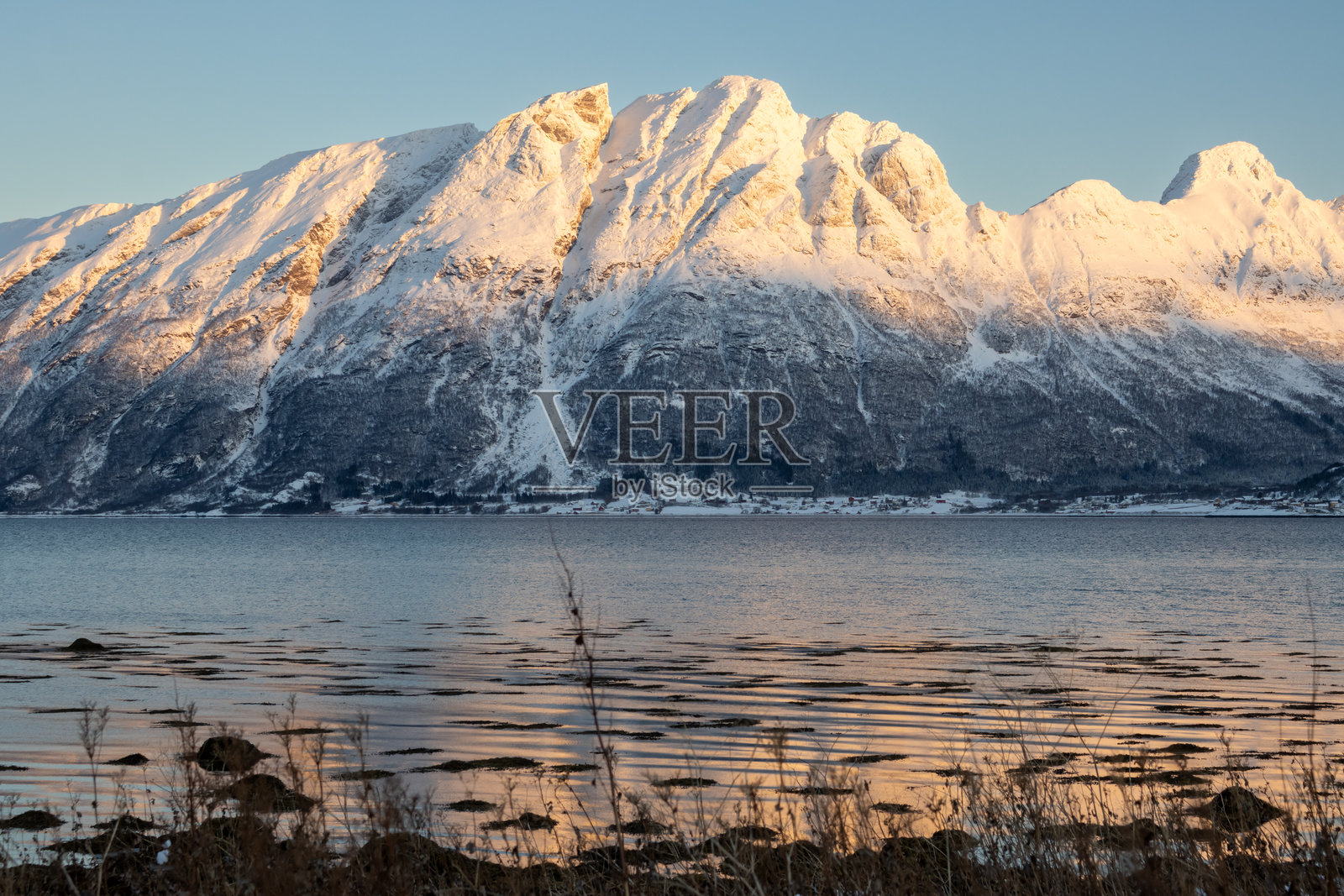 挪威哈姆维克的日出雪山照片摄影图片