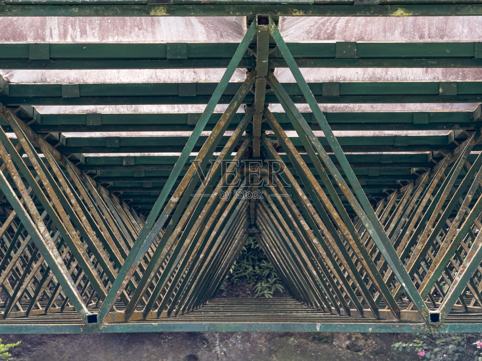绿色生锈的三角形桁架结构透视图照片摄影图片