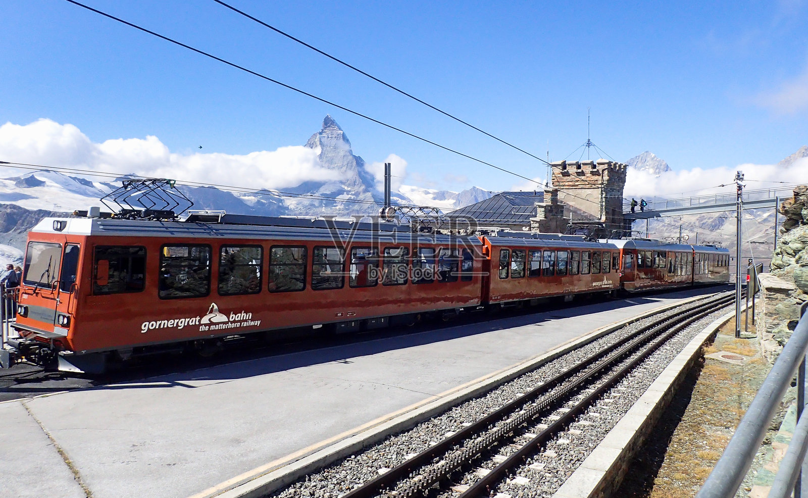 运输铁路到山区。照片摄影图片