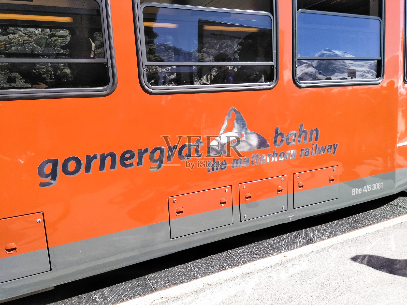 运输铁路到山区。照片摄影图片