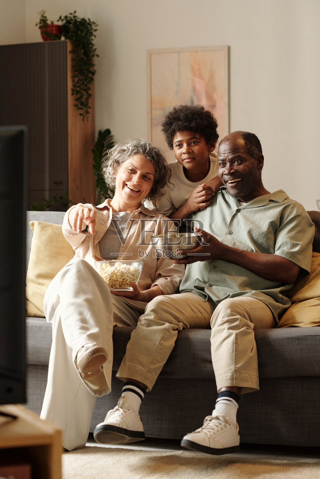 在沙发上看电影和分享爆米花照片摄影图片