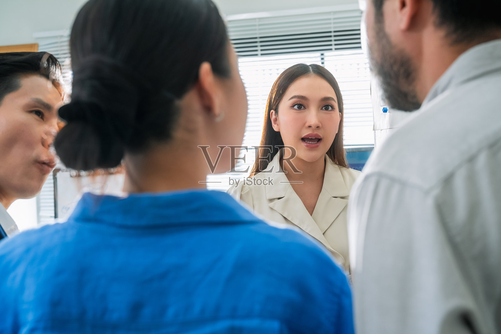 企业领导与协作团队分享新的客户体验/用户体验概念，专注于用户洞察、敏捷规划、数字优化和设计思维。照片摄影图片