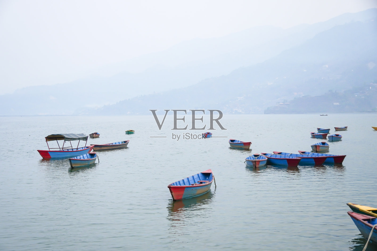 许多传统船只在早晨停靠在佩瓦湖或佩瓦塔尔。照片摄影图片