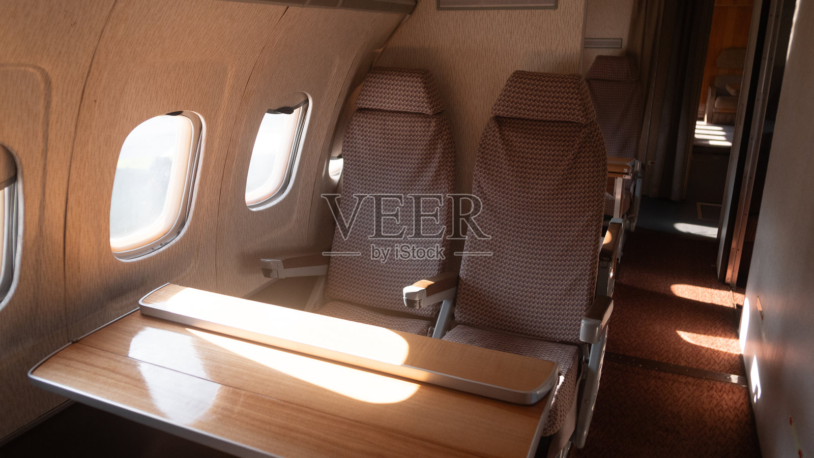 复古苏联飞机内部展示了过去时代的座位布局和木制桌子照片摄影图片