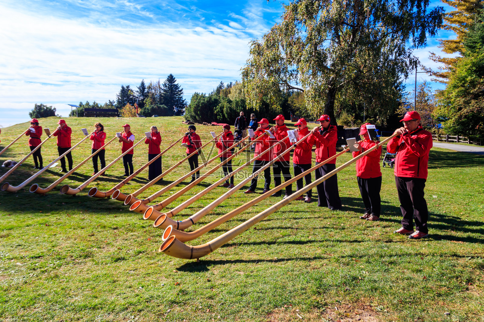 瑞士卡尔达达的传统瑞士阿尔卑斯号角演奏者照片摄影图片