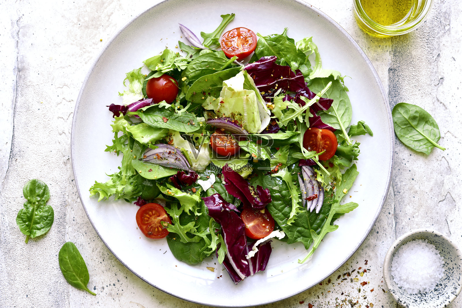 新鲜蔬菜沙拉。俯视图，留有空白空间。照片摄影图片
