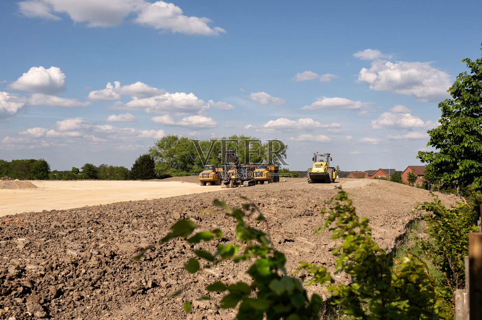 建筑设备停放在工地上。照片摄影图片