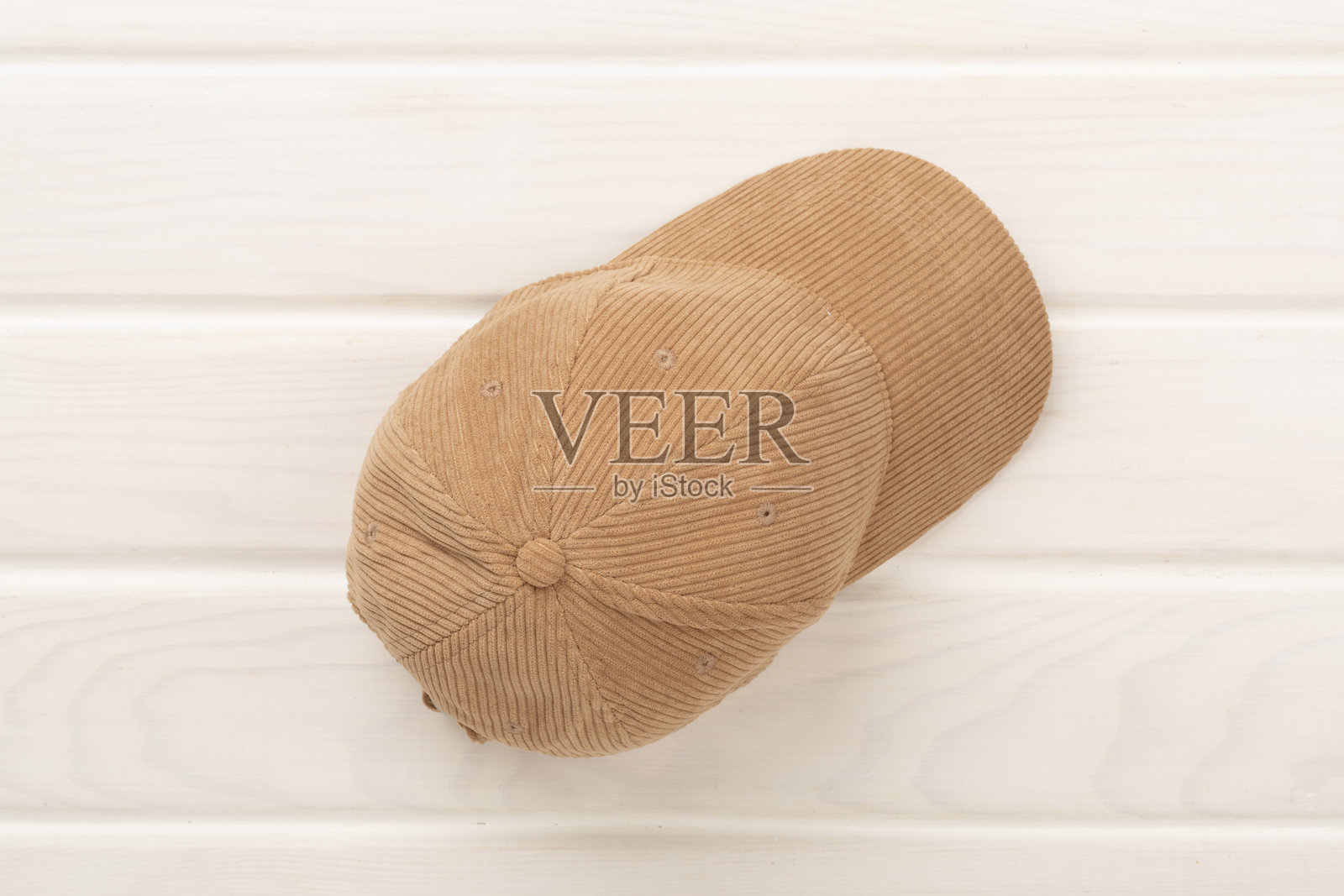 米色天鹅绒帽子放在木质背景上，俯视图照片摄影图片