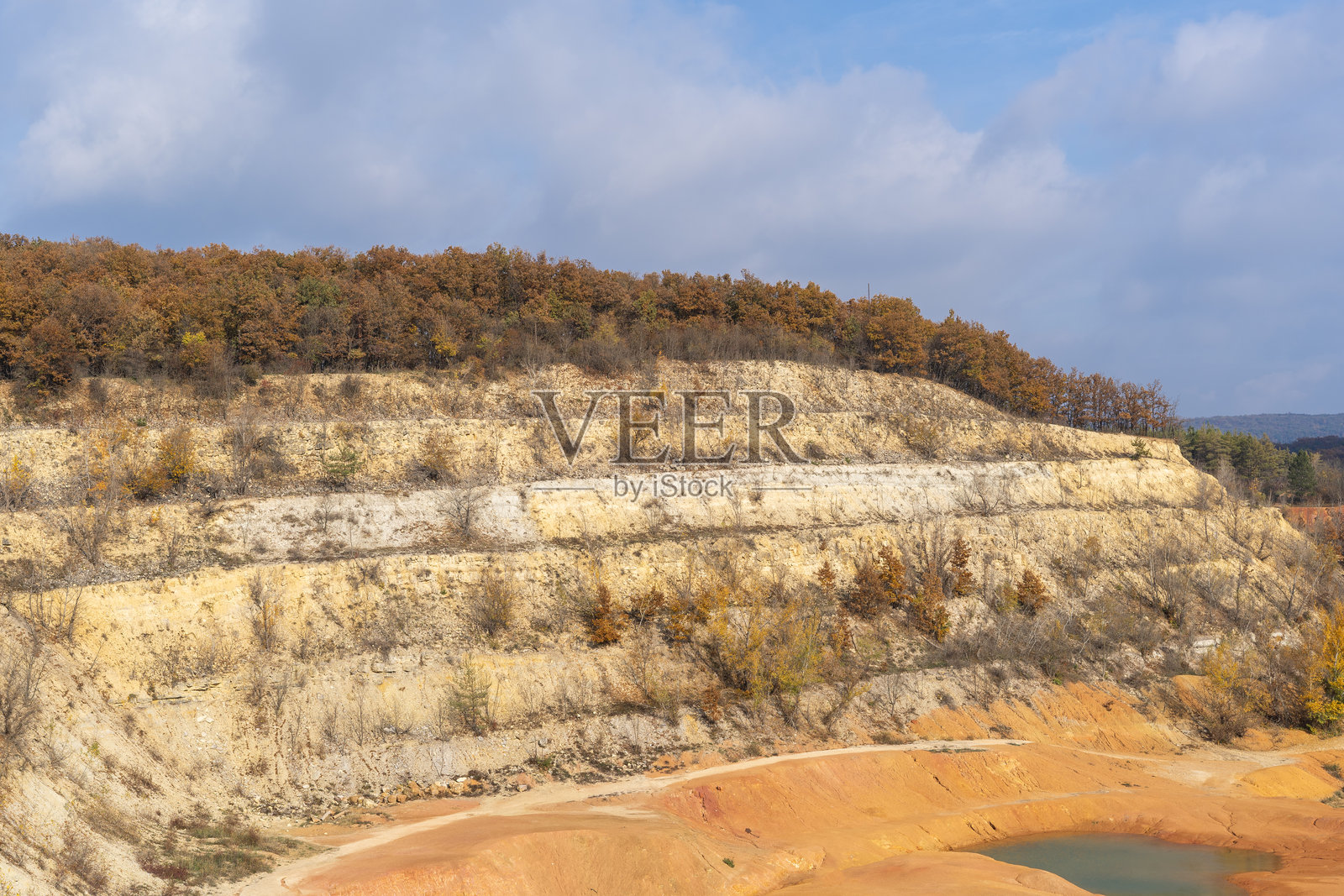 废弃的铝土矿与秋季植被照片摄影图片