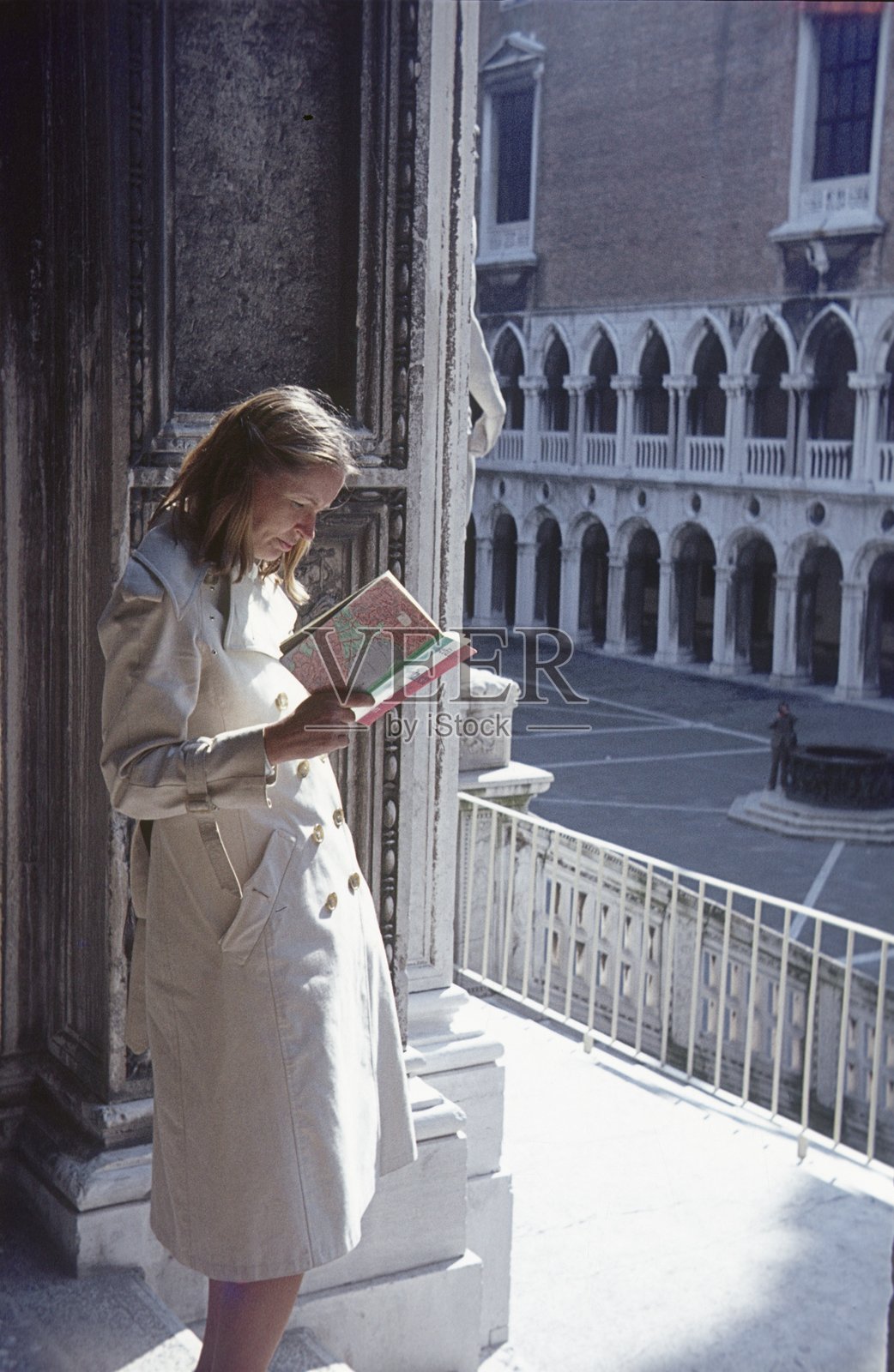 一位游客在威尼斯阅读旅游指南照片摄影图片