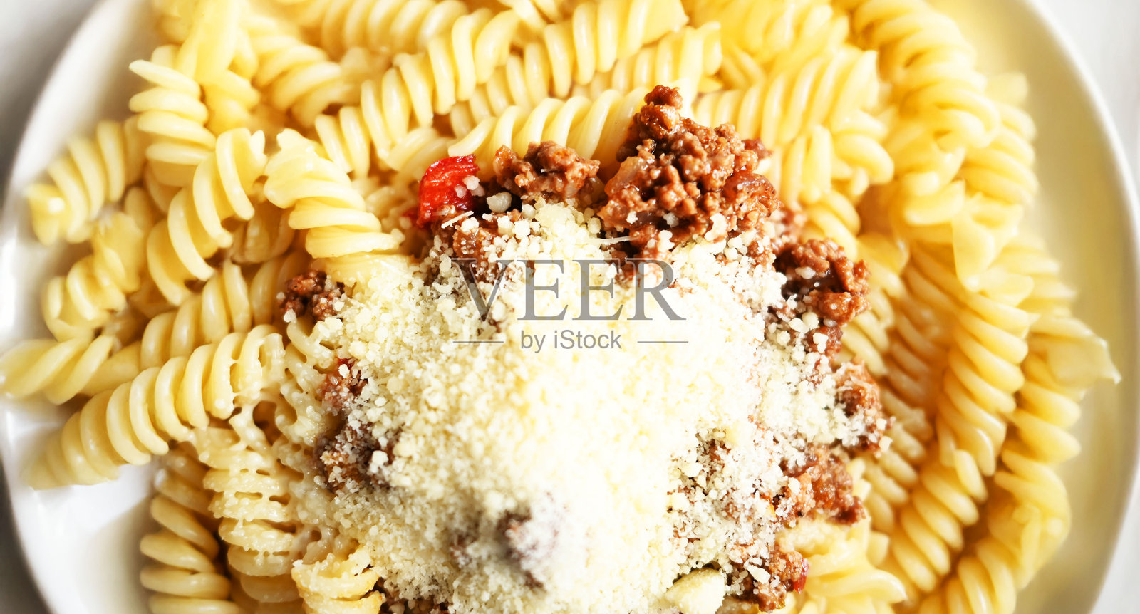 意大利肉酱面配帕尔马干酪的俯视图。照片摄影图片