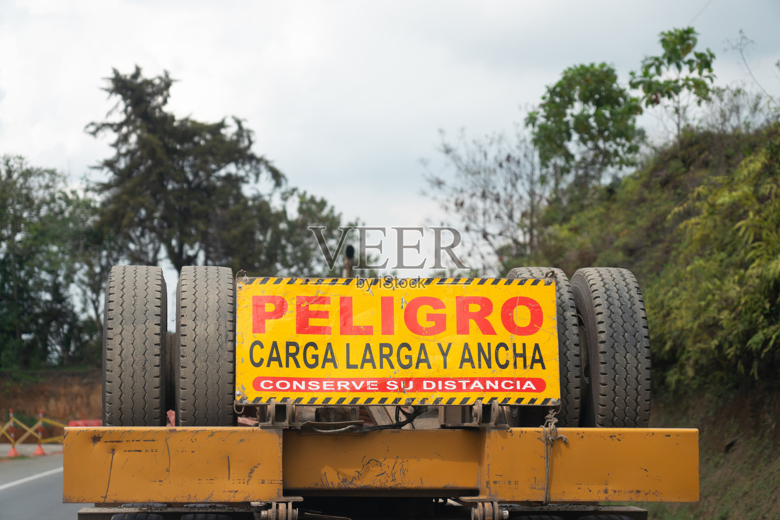 在哥伦比亚公路上载有长货物的卡车。照片摄影图片