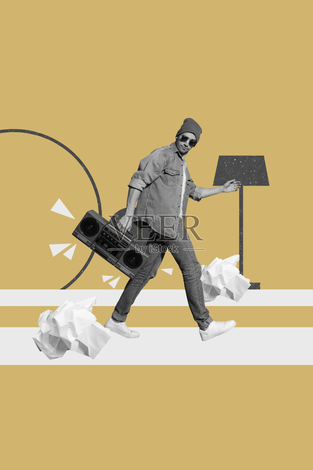 年轻男子走路时使用便携式音响播放器的竖版海报拼贴，专辑播放列表，派对娱乐，周末休闲照片摄影图片