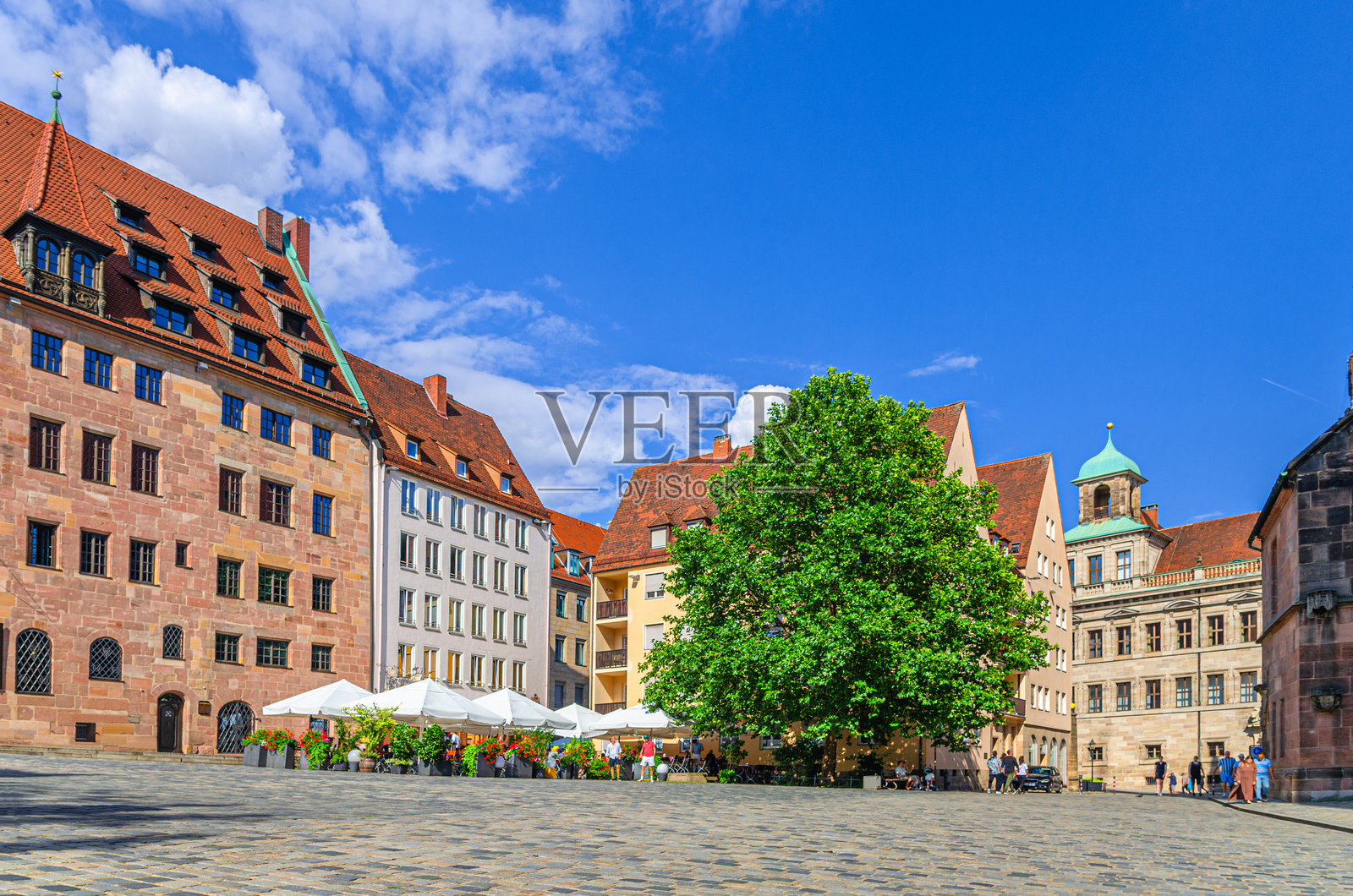 塞巴尔德广场，拥有中世纪建筑，街头餐厅户外咖啡馆，夏日空旷广场上的桌椅，位于德国巴伐利亚州纽伦堡老城区的历史中心。照片摄影图片