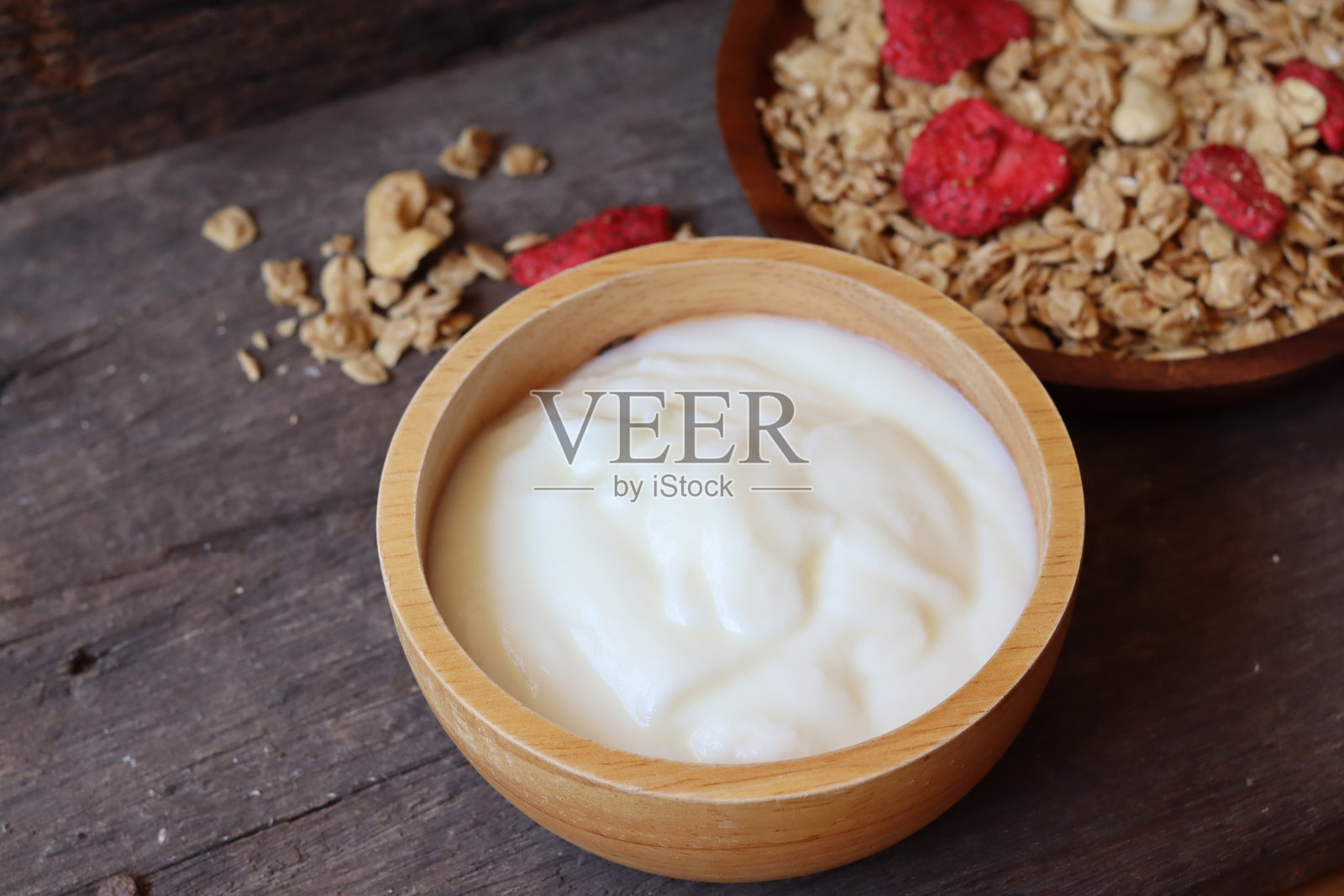 新鲜乳制品酸奶、牛奶和格兰诺拉麦片，健康食品照片摄影图片