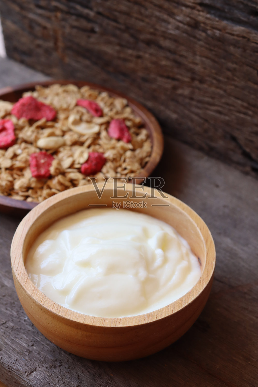 新鲜乳制品酸奶、牛奶和格兰诺拉麦片，健康食品照片摄影图片