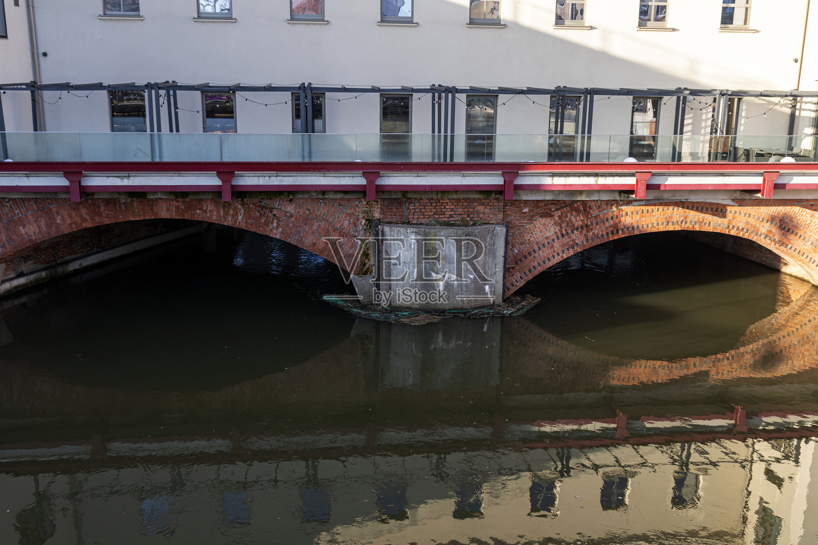 奥德河在波兰弗罗茨瓦夫市的一座古老磨坊下流淌。照片摄影图片