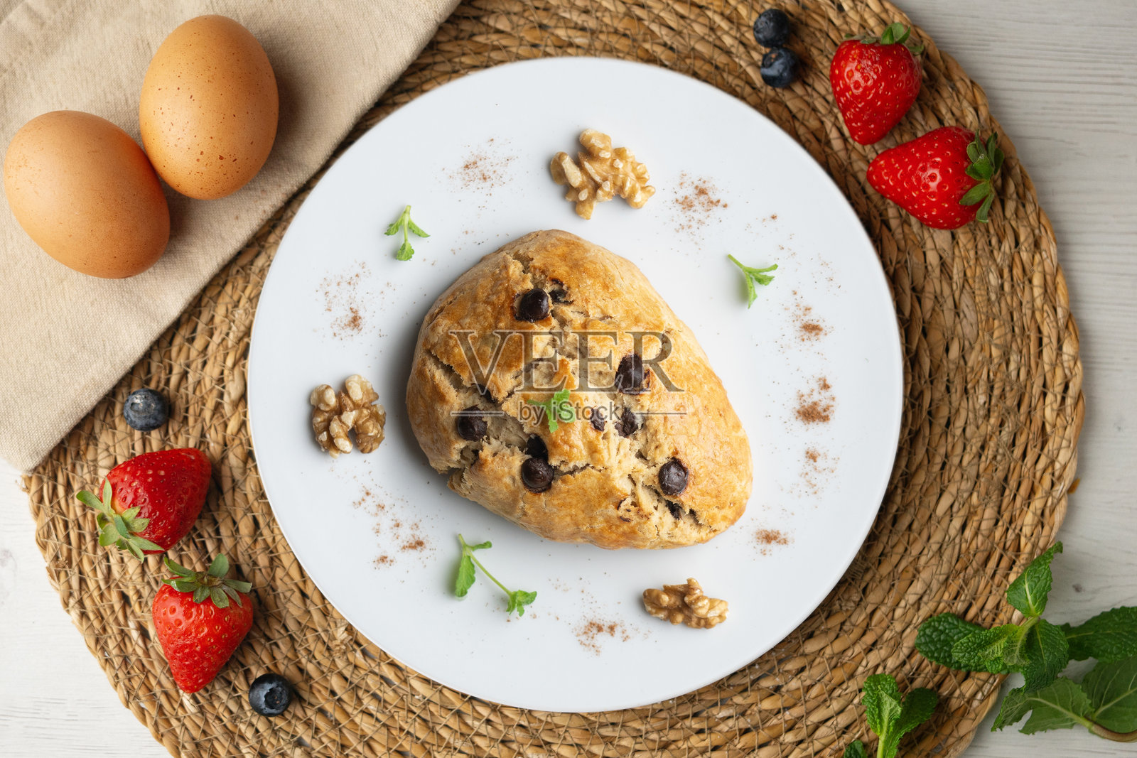 三角形英式松饼配黑巧克力碎片。顶部视角的桌子上摆放着圣诞装饰。照片摄影图片