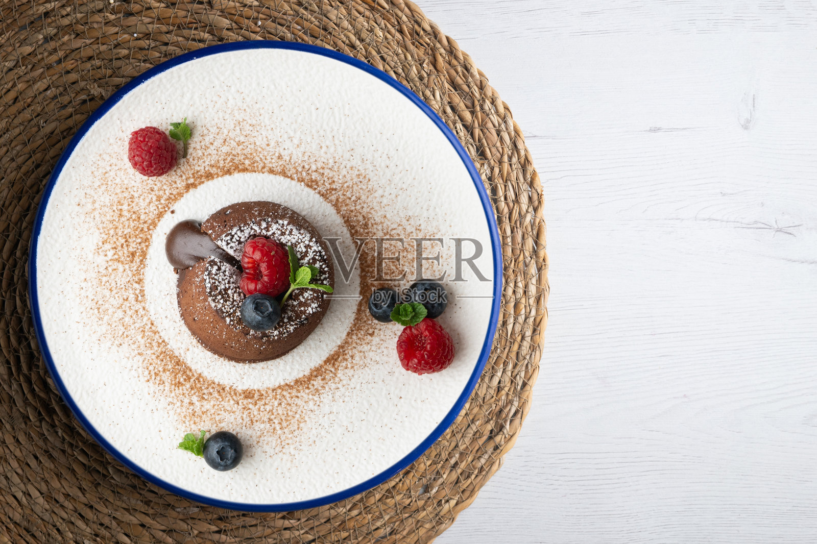 美丽的巧克力熔岩蛋糕从顶部视角拍摄，配有圣诞装饰。照片摄影图片