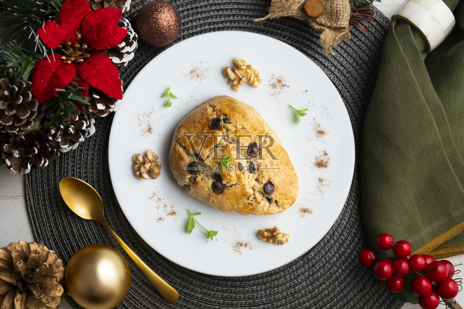 三角形的英式松饼配有黑巧克力碎片。顶部视角的桌子上摆放着圣诞装饰。照片摄影图片