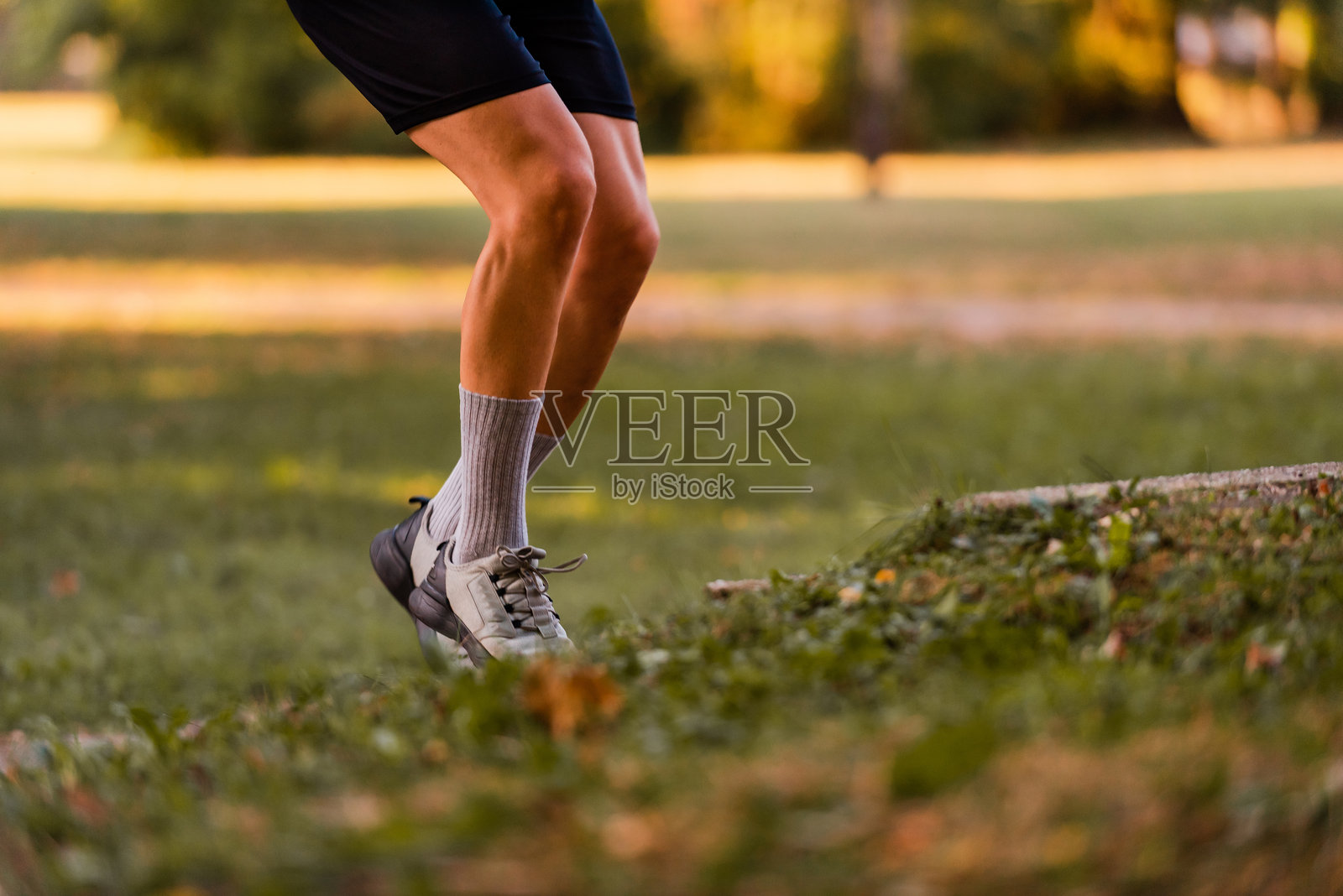 运动型男子在越野跑道上奔跑。照片摄影图片