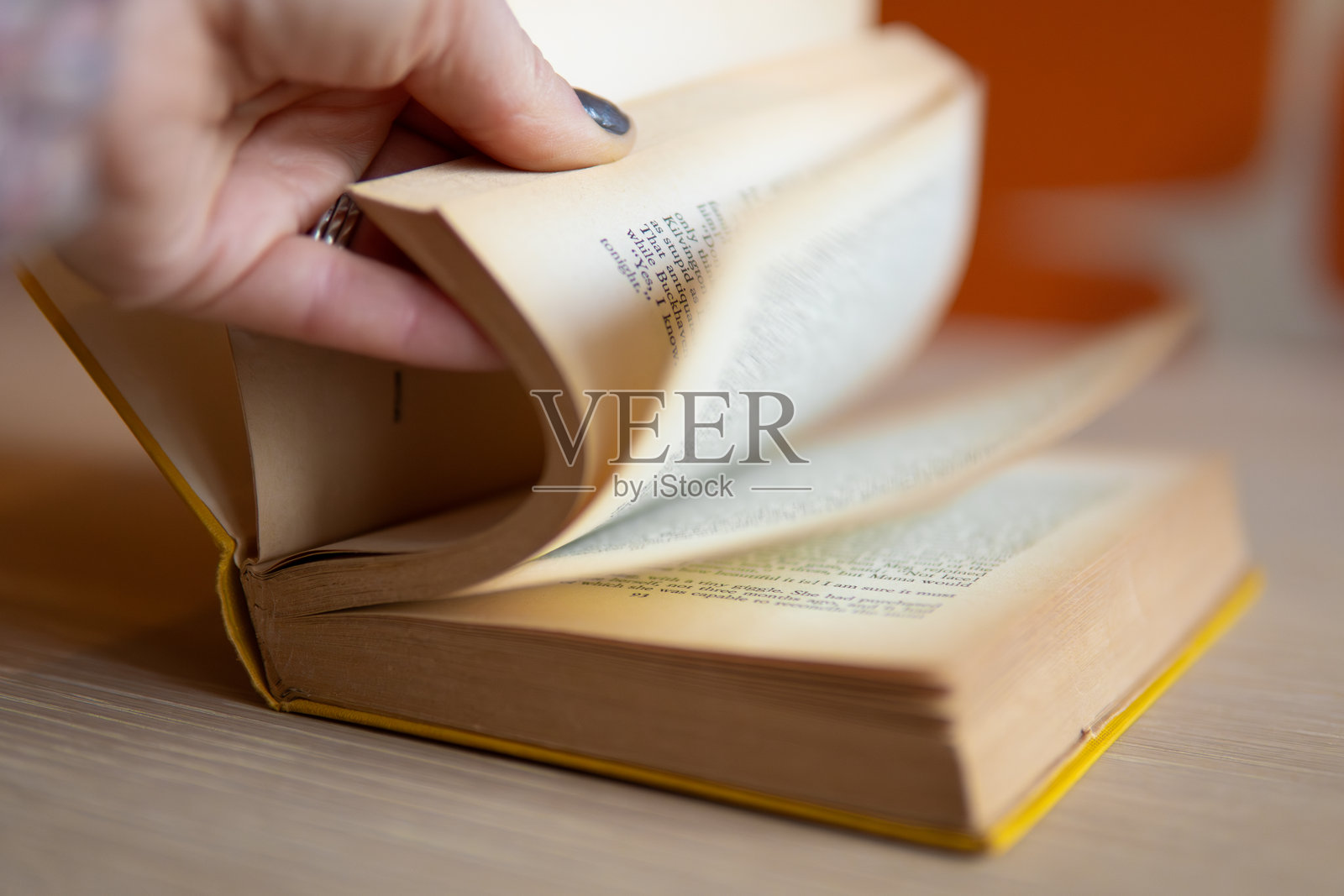 手指翻动书页照片摄影图片