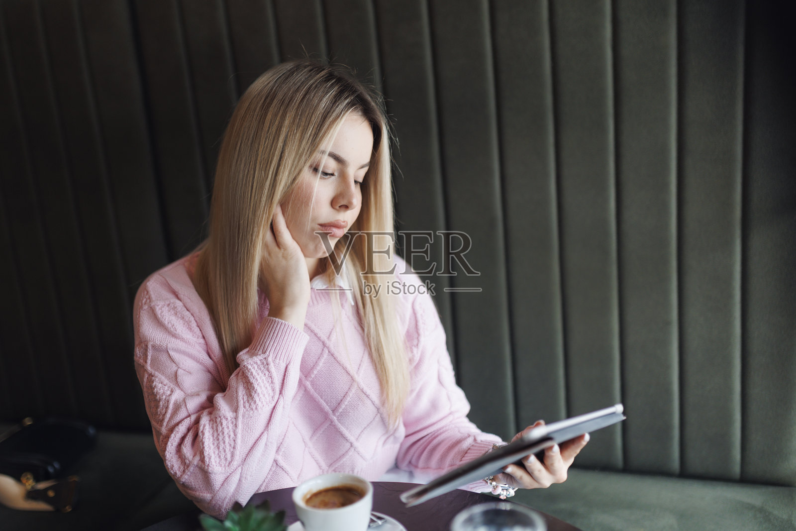 数字化咖啡休息：女性在舒适的咖啡馆使用平板电脑照片摄影图片