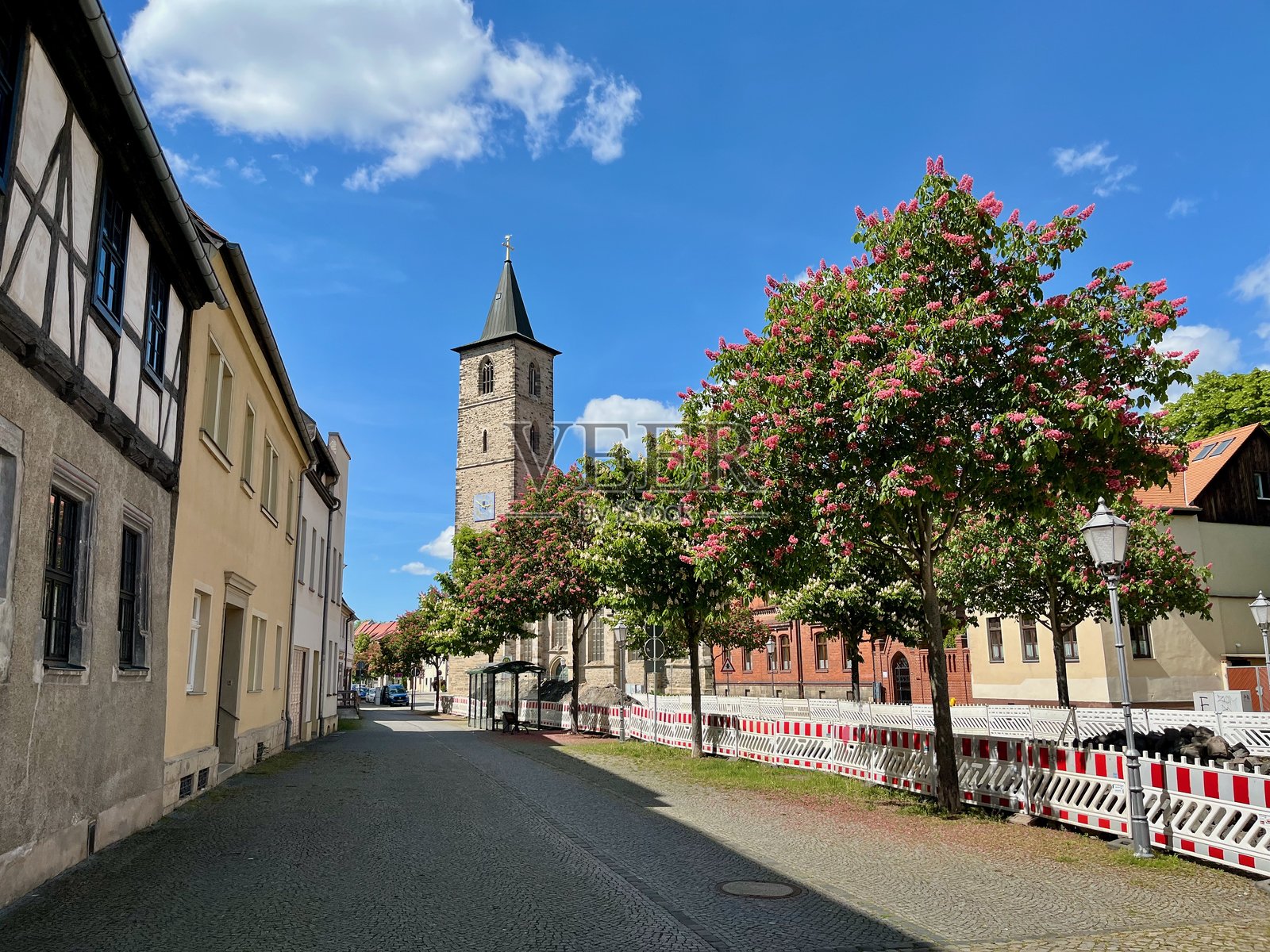 在贝尔恩堡的城市漫步，从萨尔河的锁闸沿着萨尔河走到圣尼古拉教堂、贝尔恩堡的修道院和圣玛丽市教堂。照片摄影图片